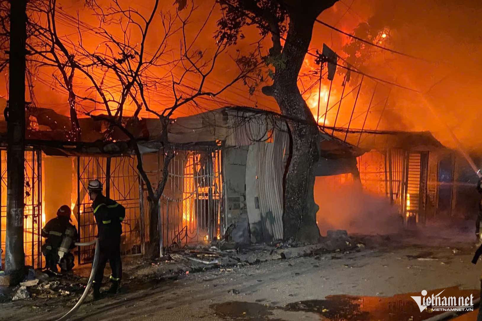 Cháy lớn trong đêm, ngọn lửa bốc cao dữ dội và lan rộng thiêu rụi cả dãy nhà xưởng ở Hà Nội