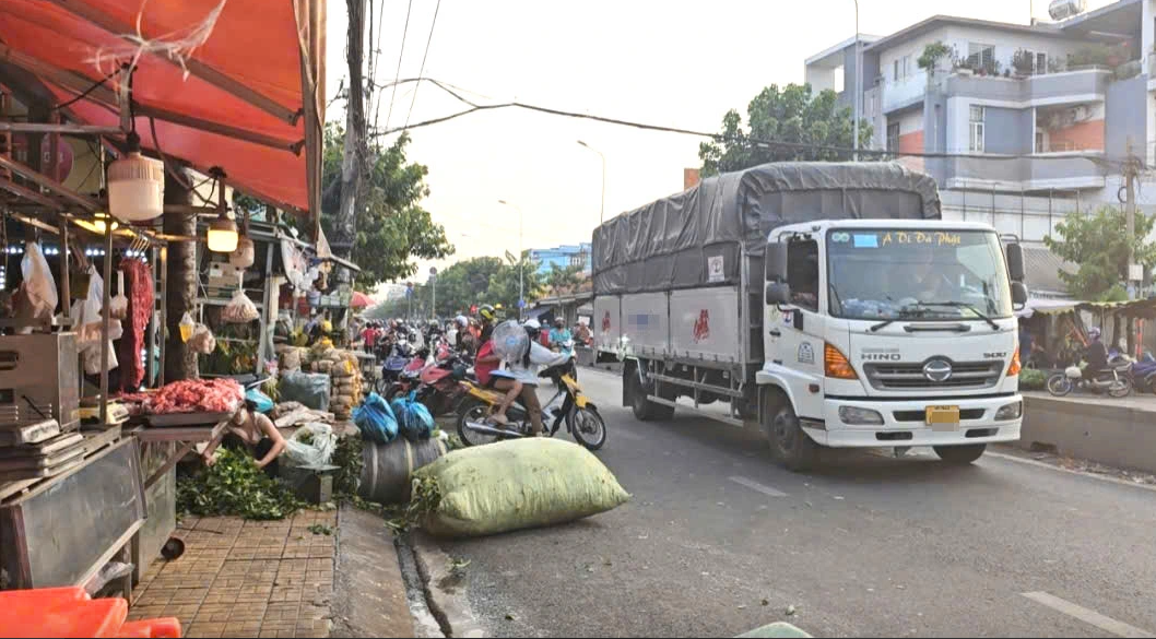 Đón cháu đi học về, người ông tử vong sau va chạm với xe tải ở Hóc Môn, TP.HCM