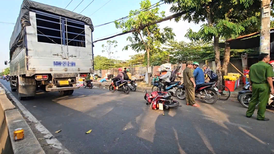 Đón cháu đi học về, người ông tử vong sau va chạm với xe tải ở Hóc Môn, TP.HCM