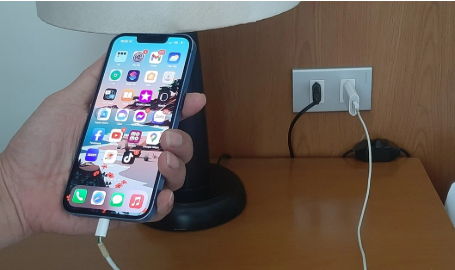 Bé trai 7 tuổi bị điện giật tử vong khi cắm sạc điện thoại