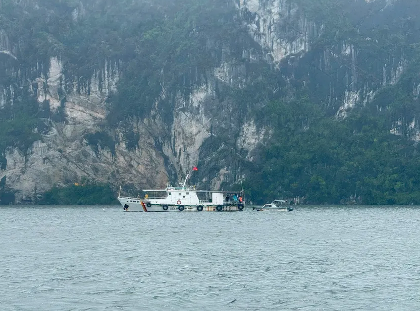 Nóng: Tìm thấy thêm một nạn nhân trong vụ lật tàu tham quan vịnh Hạ Long