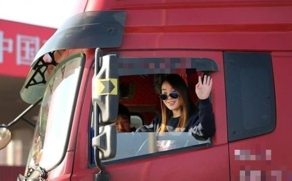 Vì sao tài xế xe tải đường dài thường đi cùng một phụ nữ? Sự thật đầy nhân văn phía sau