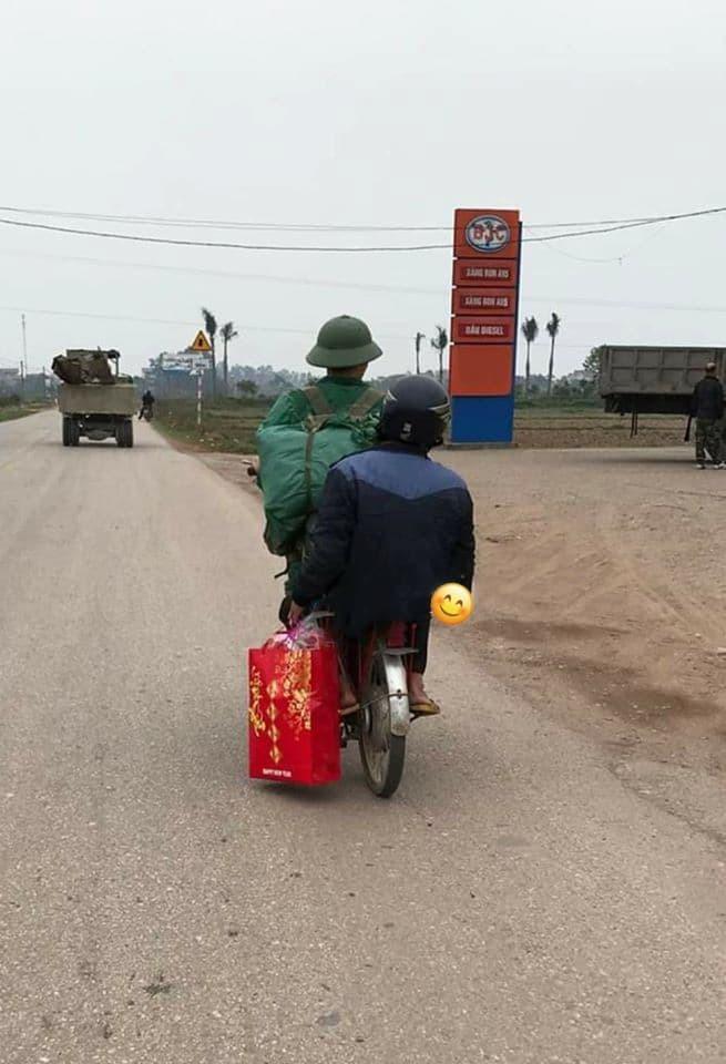 Hình ảnh bố đón con ngày ra quân về quê: Một chiếc xe đạp cũ mang theo không khí Tết đã cận kề