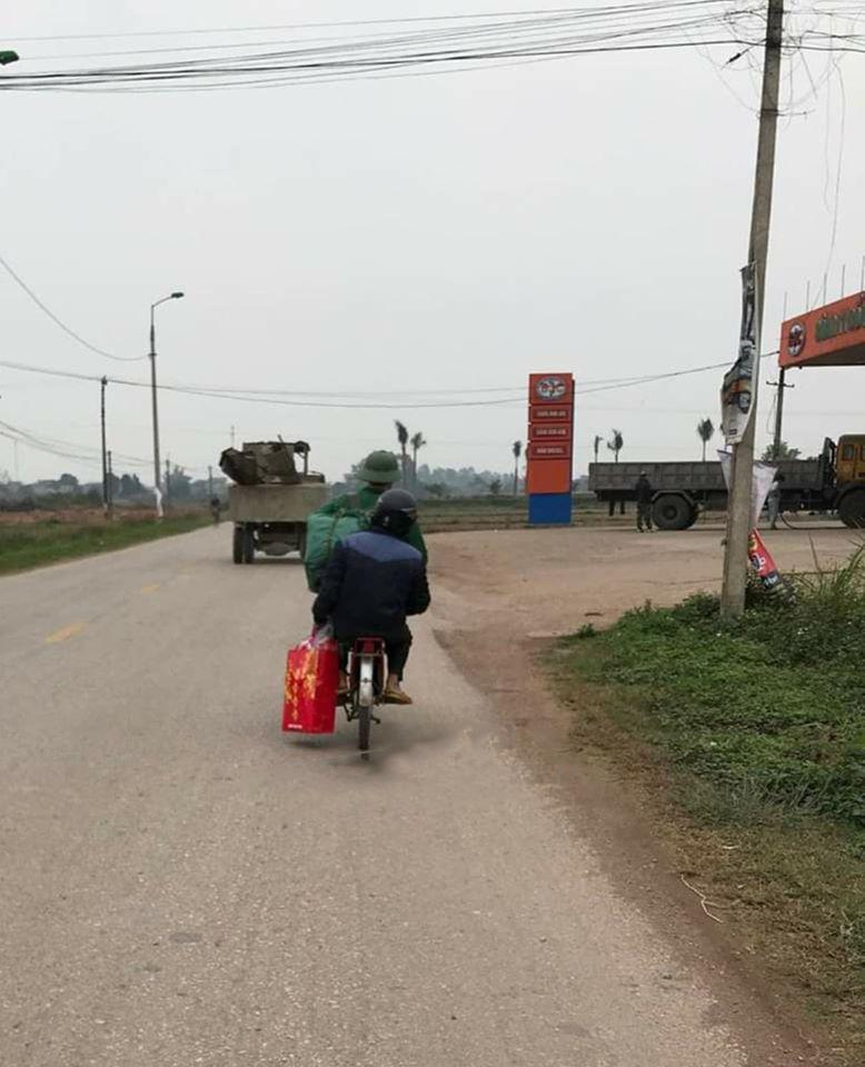 Hình ảnh bố đón con ngày ra quân về quê: Một chiếc xe đạp cũ mang theo không khí Tết đã cận kề