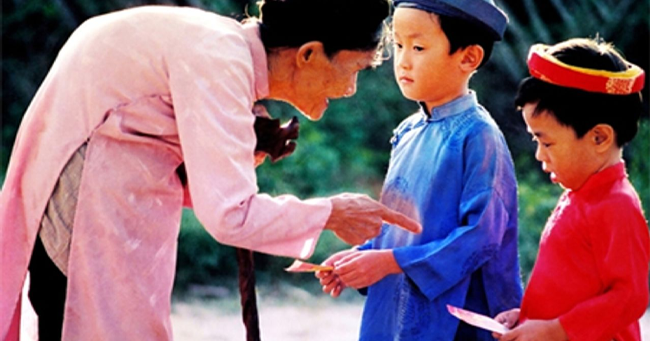 Lì xì bao nhiêu thì đủ: Nguồn gốc và ý nghĩa thực sự của phong tục lì xì vào đầu năm mới