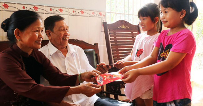 Lì xì bao nhiêu thì đủ: Nguồn gốc và ý nghĩa thực sự của phong tục lì xì vào đầu năm mới