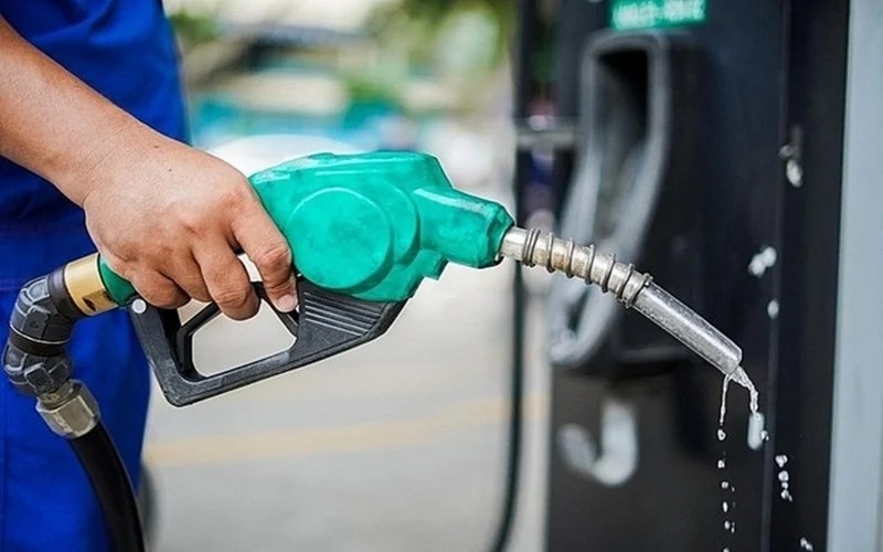 Người bán xăng không bao giờ tiết lộ: Hô đổ xăng đầy bình dễ bị “móc ví” nhất, 3 cách để tiết kiệm tiền