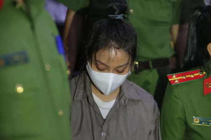 “Dì ghẻ” Nguyễn Võ Quỳnh Trang vừa khai vừa khóc