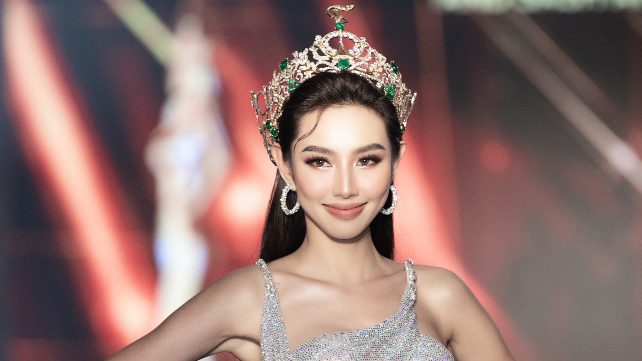 Hoa hậu Thùy Tiên bị réo tên trong đường dây bán dâm 15.000 USD, BTC làm việc với luật sư