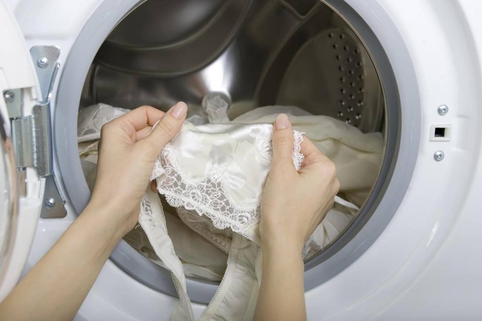 Cô gái 29 tuổi qua đời do ung thư chỉ vì 1 sai lầm phổ biến khi giặt đồ lót