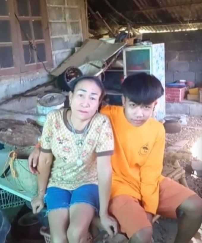 Chàng trai 19 tuổi ở Thái Lan công khai hẹn hò bạn gái U60