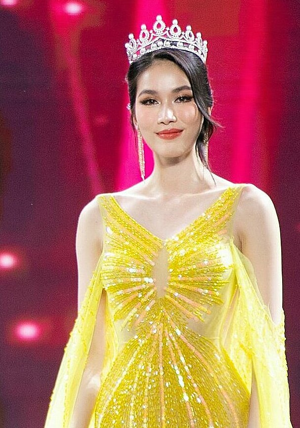 BTC Hoa hậu Việt Nam xin lỗi vì váy xuyên thấu của Phương Anh