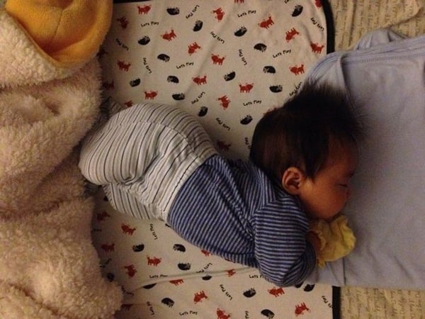 4 hành động khi ngủ ở trẻ sơ sinh chứng tỏ não phát triển tốt