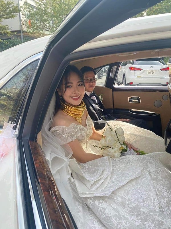 Nhan sắc cô dâu trong đám cưới mâm cỗ 28 triệu ở Quảng Ninh