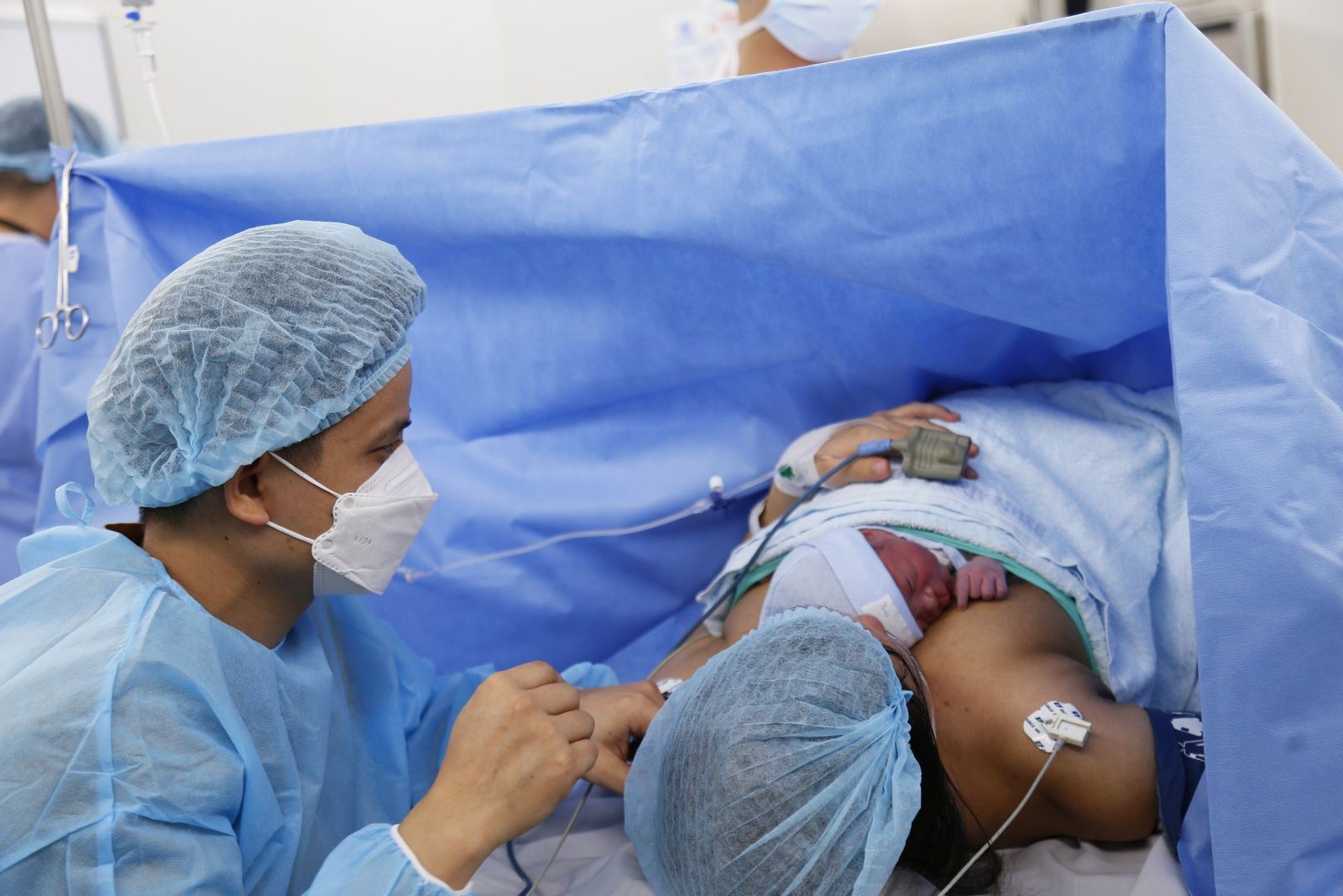 Bé trai đầu tiên tại Việt Nam được 'sửa' tim từ trong bụng mẹ đã chào đời khoẻ mạnh