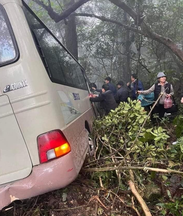 Xe khách chở 29 người mất phanh lao xuống vực ở Tam Đảo