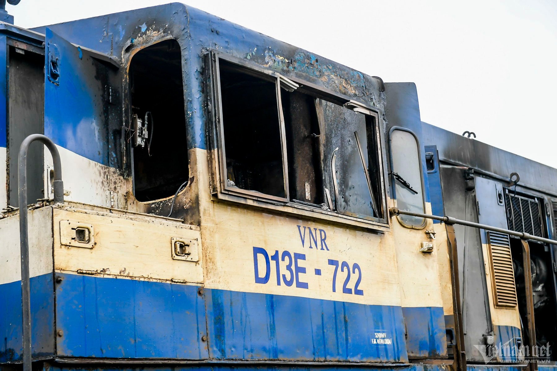 Đoàn tàu chở hàng bất ngờ bốc cháy dữ dội trên đường ray ở Nam Định