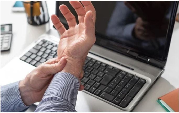 Sử dụng chuột máy tính 30 giờ mỗi tuần gây 5 vấn đề nghiêm trọng ở cổ tay