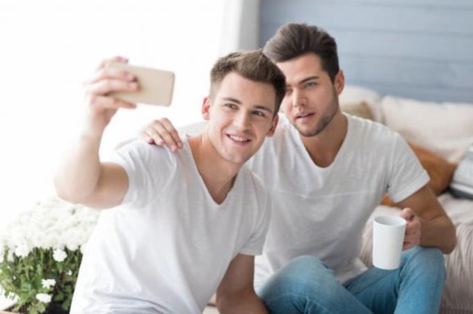 5 cách giúp bậc cha mẹ có con đồng tính (LGBT) cảm thấy hạnh phúc, an toàn