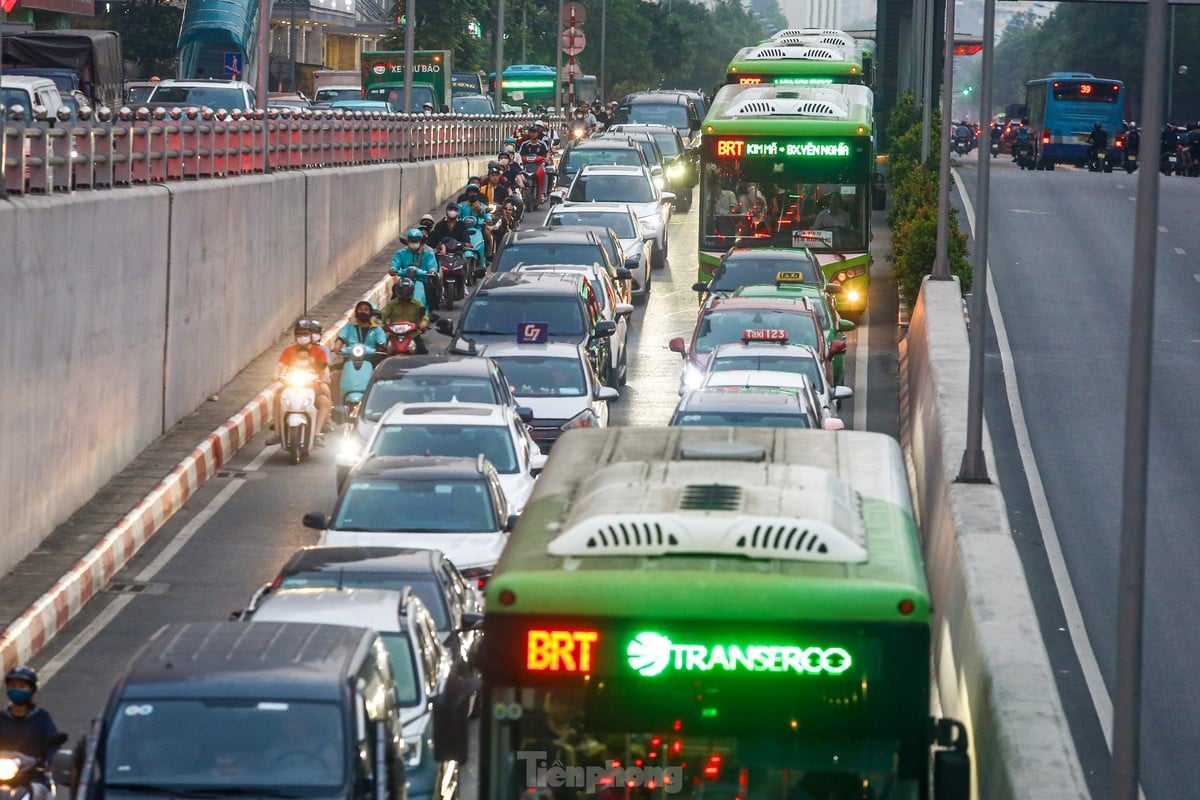 Hà Nội: Xe cộ nhích từng chút giữa cơn tắc đường trước nghỉ lễ