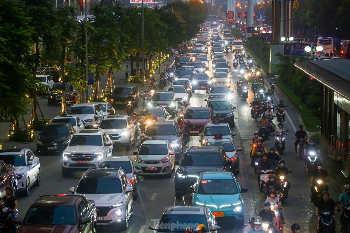 Hà Nội: Xe cộ nhích từng chút giữa cơn tắc đường trước nghỉ lễ