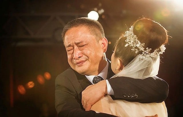 Bố bật khóc khi lần đầu đến thăm nhà con gái lấy chồng xa