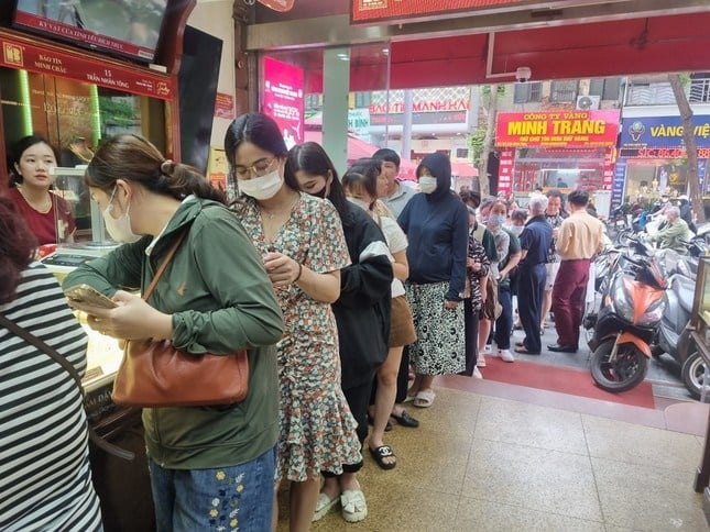 Ngân hàng Nhà nước cảnh báo rủi ro mua - bán vàng khi giá 'điên loạn'