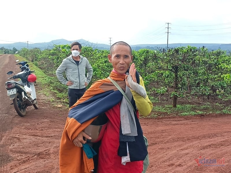 Ông Lê Anh Tú (Thích Minh Tuệ) khất thực tại Gia Lai: Đề phòng hiện tượng người dân đi theo đông