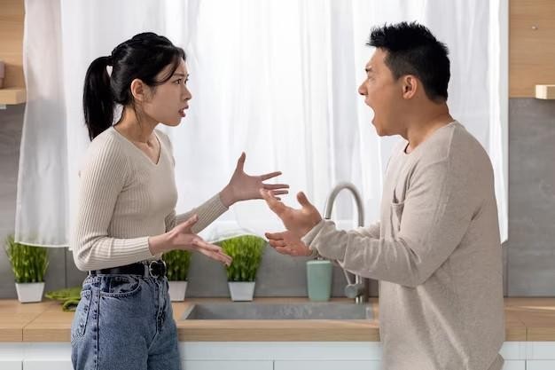 Vợ đòi tôi nộp hết lương nếu không sẽ ly hôn