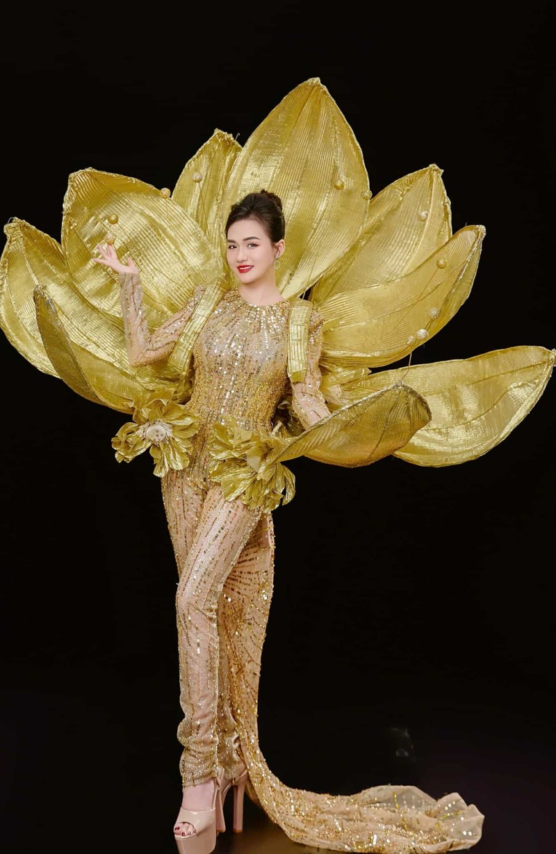 Vũ Thị Hoa đăng quang Mrs Earth International 2024