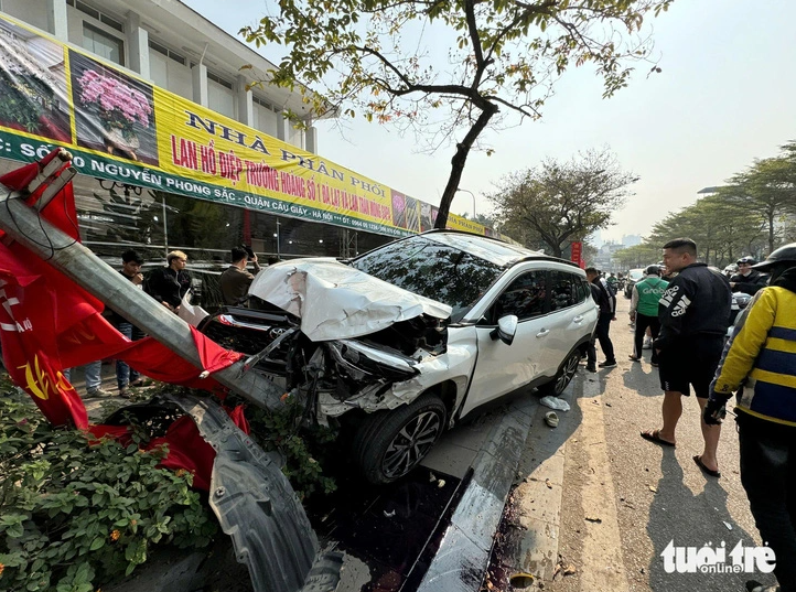 Hiện trường vụ ô tô tông liên hoàn hất văng hai cô gái trên đường Nguyễn Phong Sắc, Hà Nội