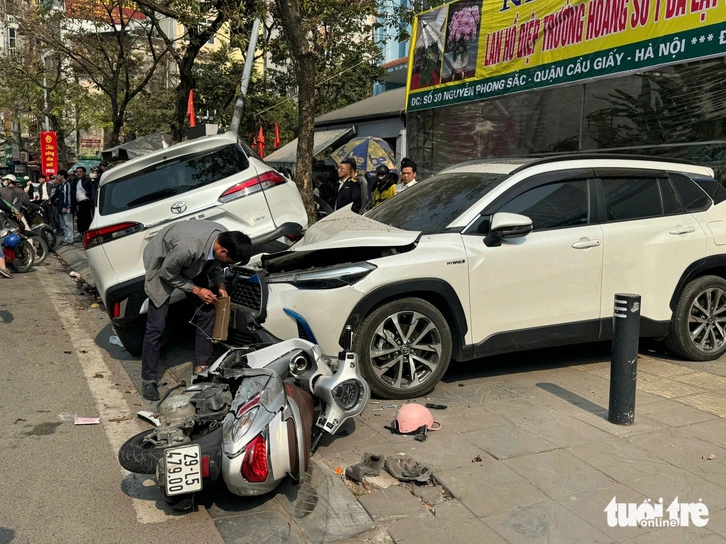 Hiện trường vụ ô tô tông liên hoàn hất văng hai cô gái trên đường Nguyễn Phong Sắc, Hà Nội