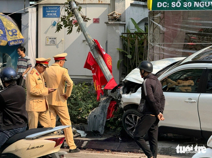 Hiện trường vụ ô tô tông liên hoàn hất văng hai cô gái trên đường Nguyễn Phong Sắc, Hà Nội