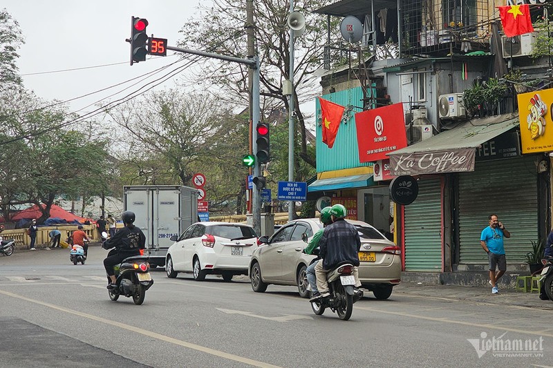 Xe máy rẽ phải khi đèn đỏ, nếu không xi nhan, phạt nặng