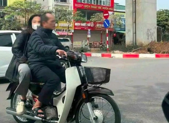 Hà Nội: Xử phạt Phó Trưởng Công an phường không đội mũ bảo hiểm